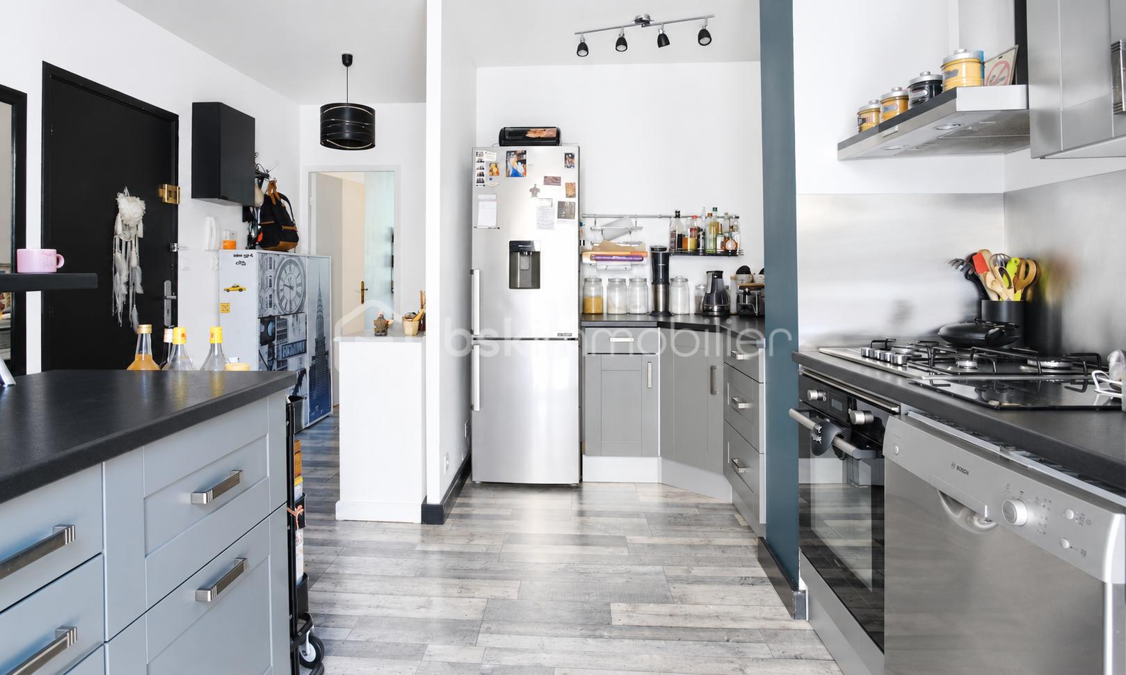 Cuisine moderne lumineuse aux murs blancs.png