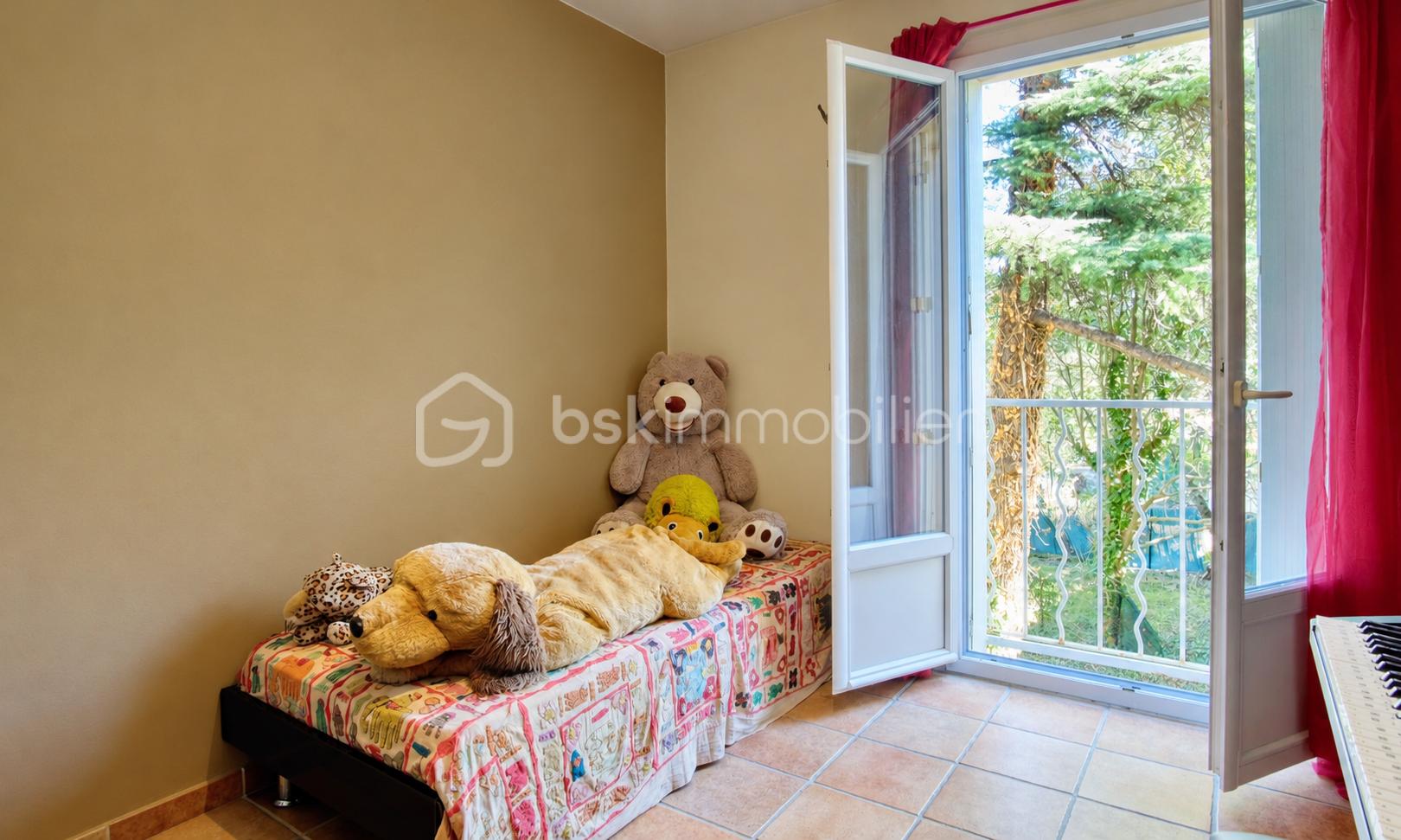 Chambre chaleureuse ouverte sur le jardin.png