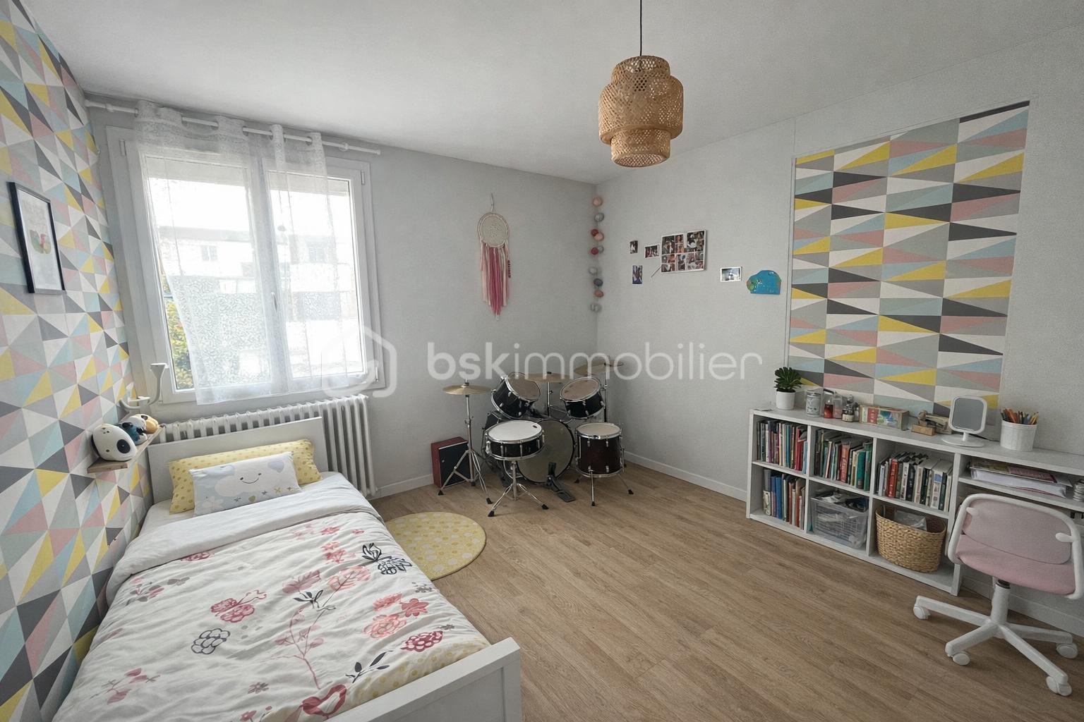 Maison de 113 m² - Chambre d'enfant colorée et organisée.png