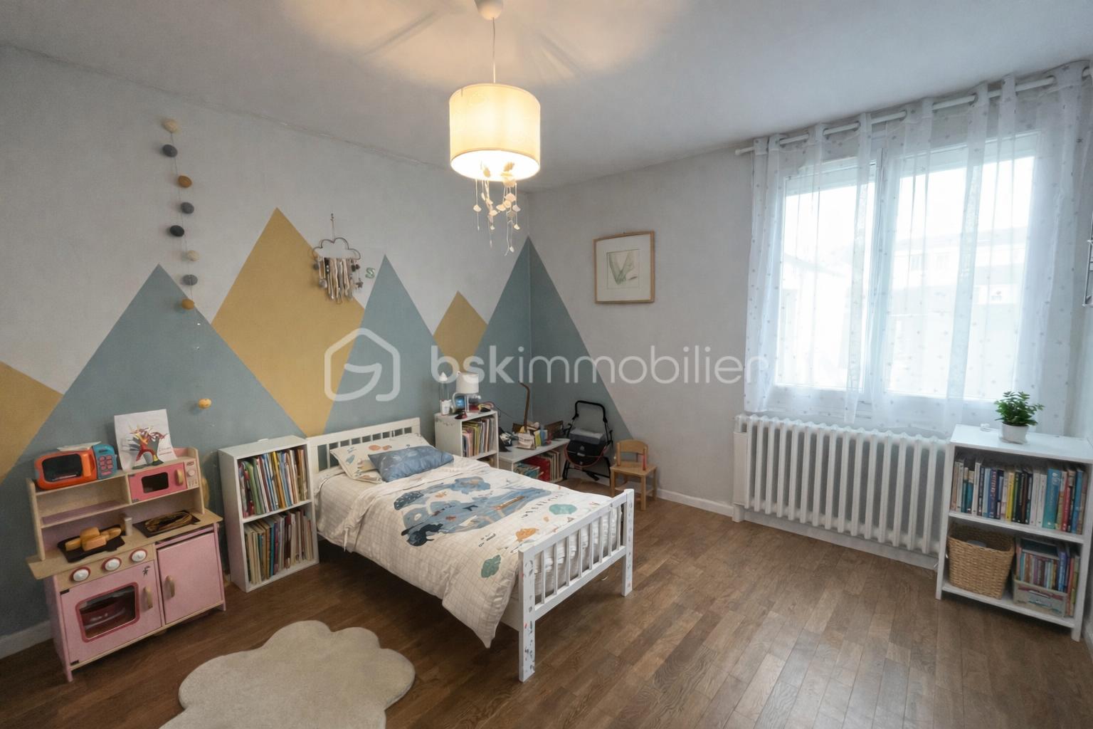 Maison de 113 m² - Chambre d'enfants douce et organisée.png