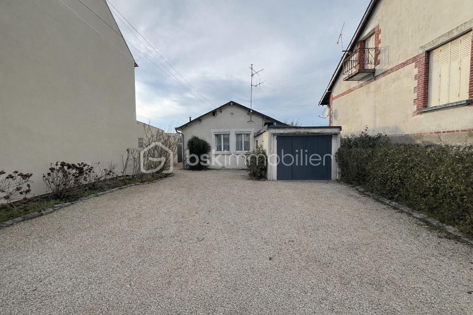 Maison de 113 m² - Maison blanche et allée gravillonnée.png