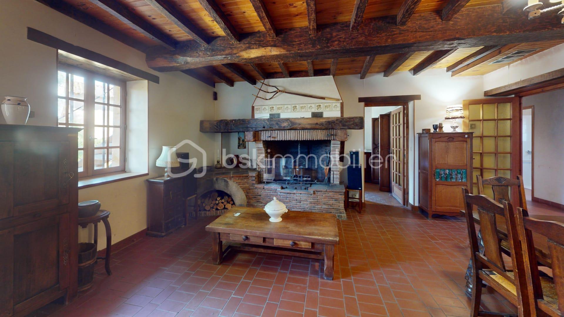 Corps de ferme de 126 m² - SALON.jpg