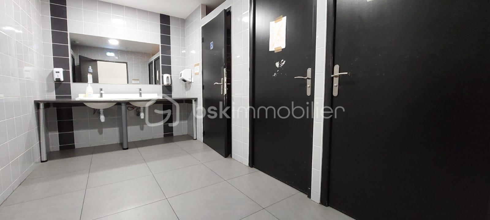 Local d activites de 980 m² - Photo wc.jpg