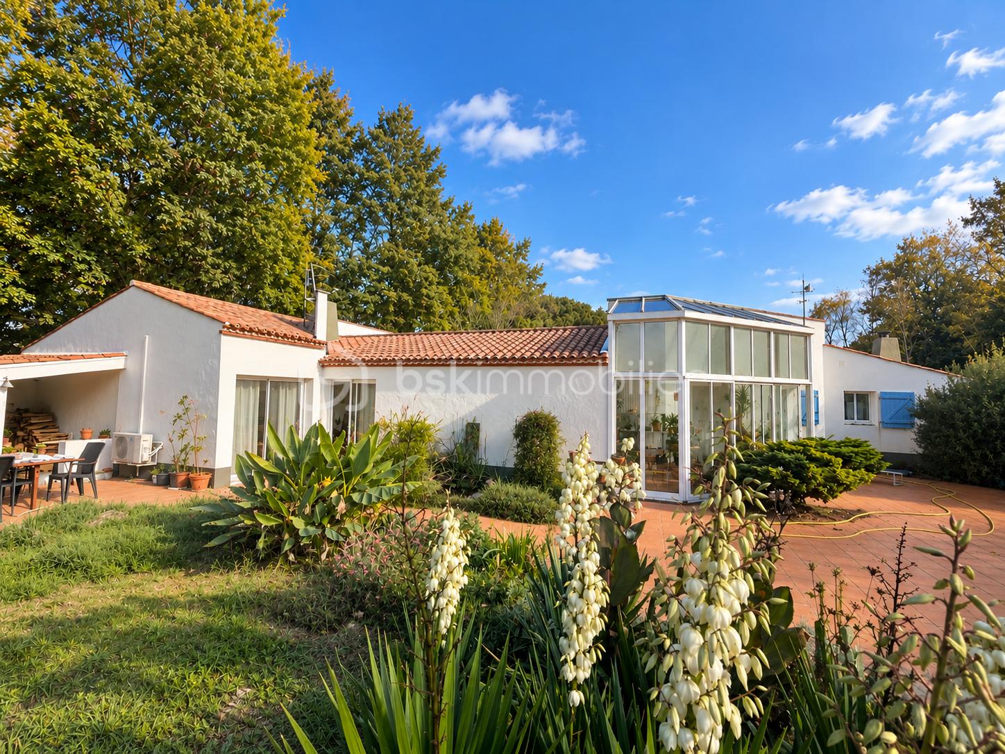 Villa méditerranéenne et jardin ensoleillé.png
