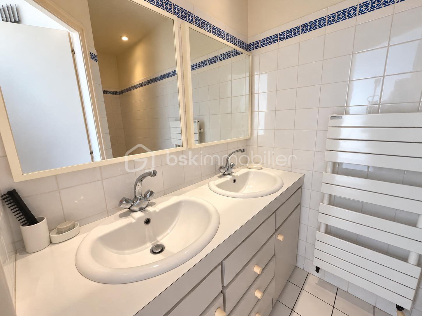 Salle de bains lumineuse et épurée - Copie.png