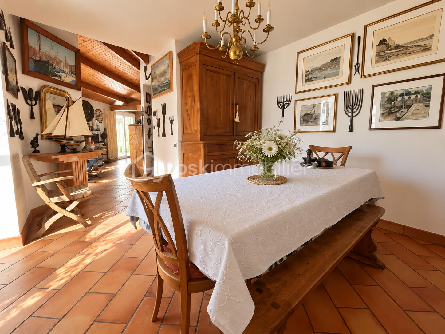 Salle à manger méditerranéenne baignée de soleil - Copie.png