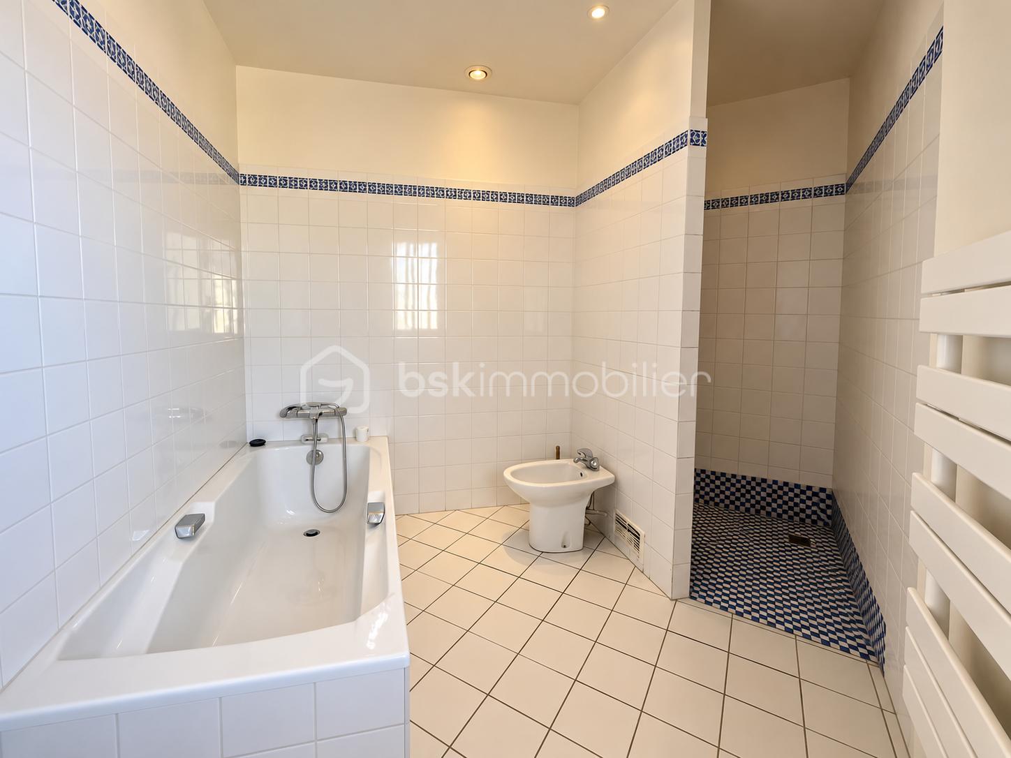 Salle de bain blanche et bleue minimaliste.png