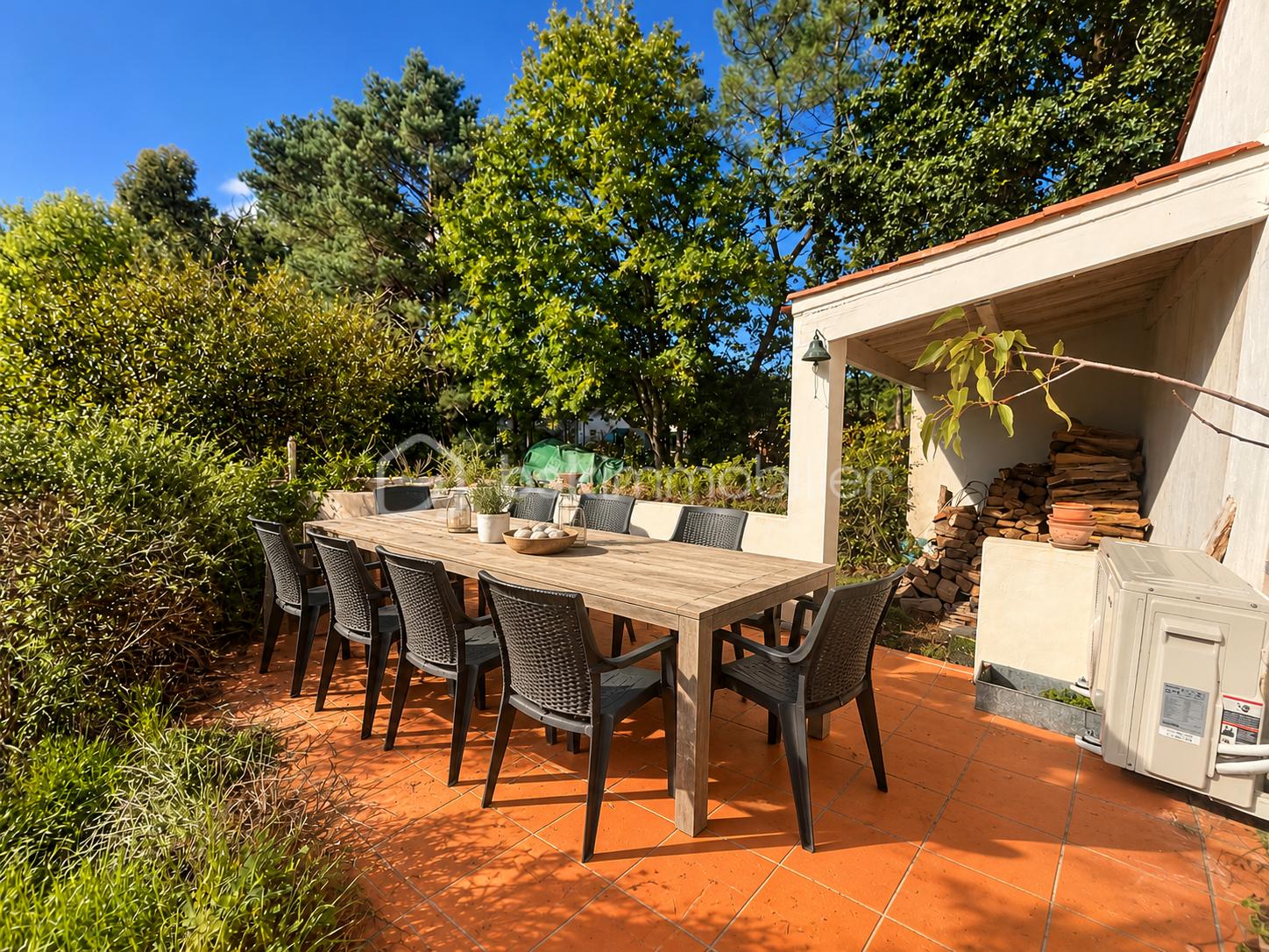 Déjeuner familial sur terrasse ensoleillée - Copie.png