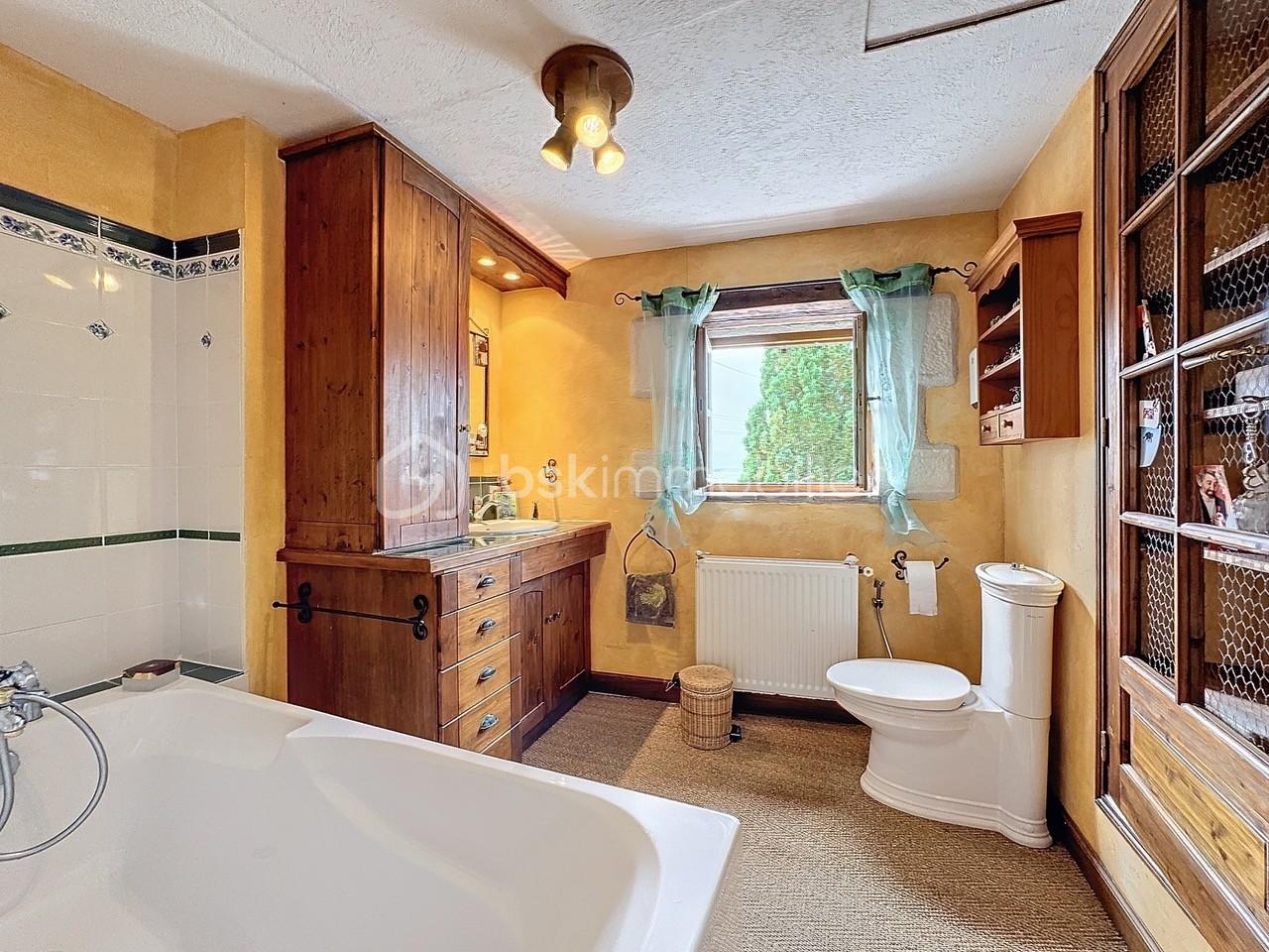 Maison de 221 m² - salle de bain2.jpg