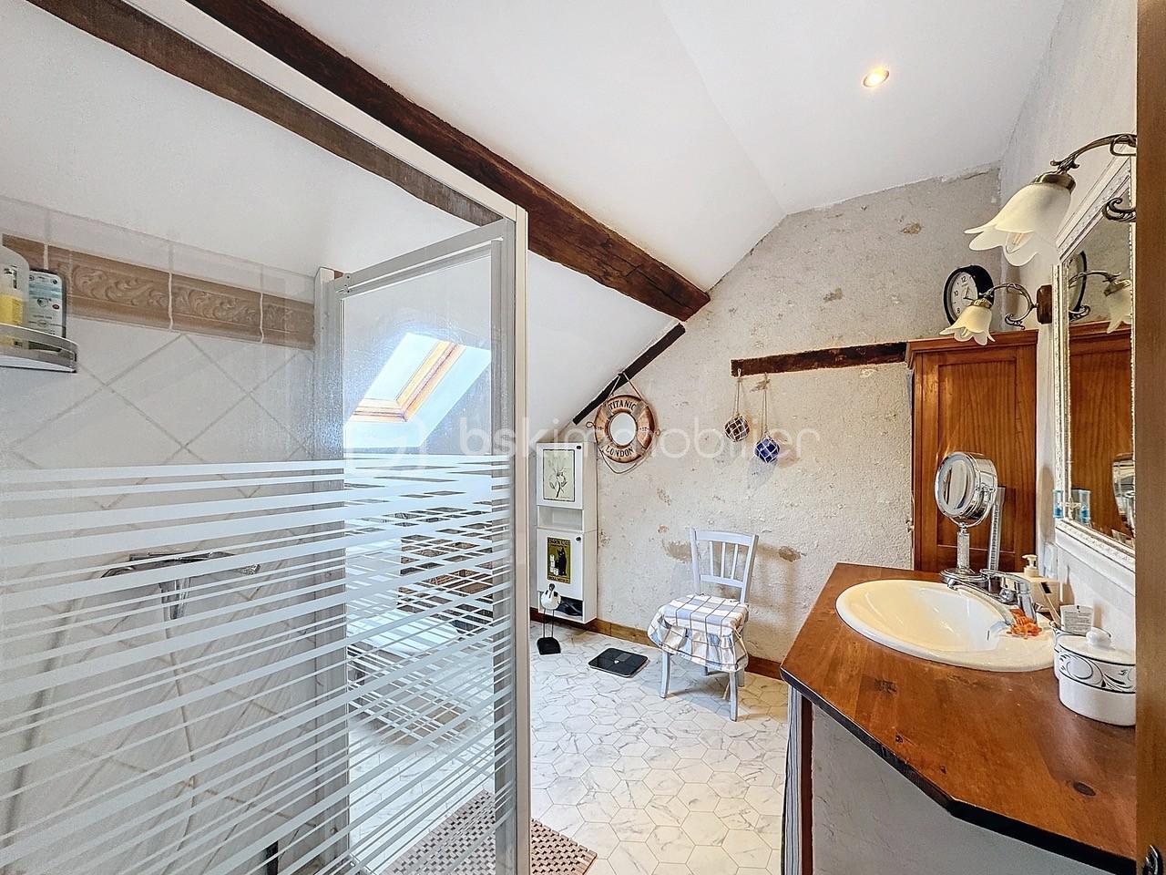 Maison de 221 m² - salle d'eau.jpg