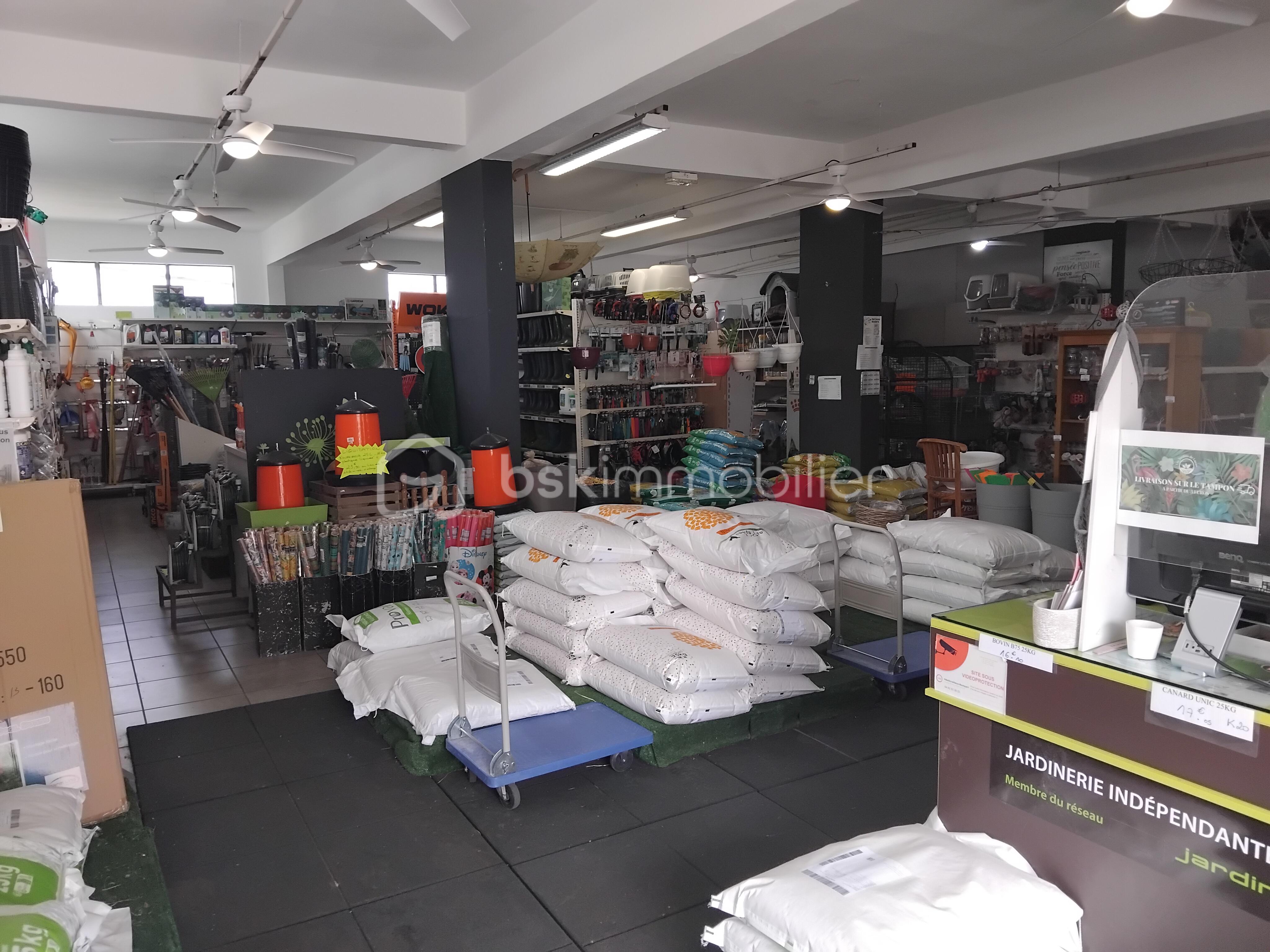 Local commercial de 440 m² - magasin.jpg