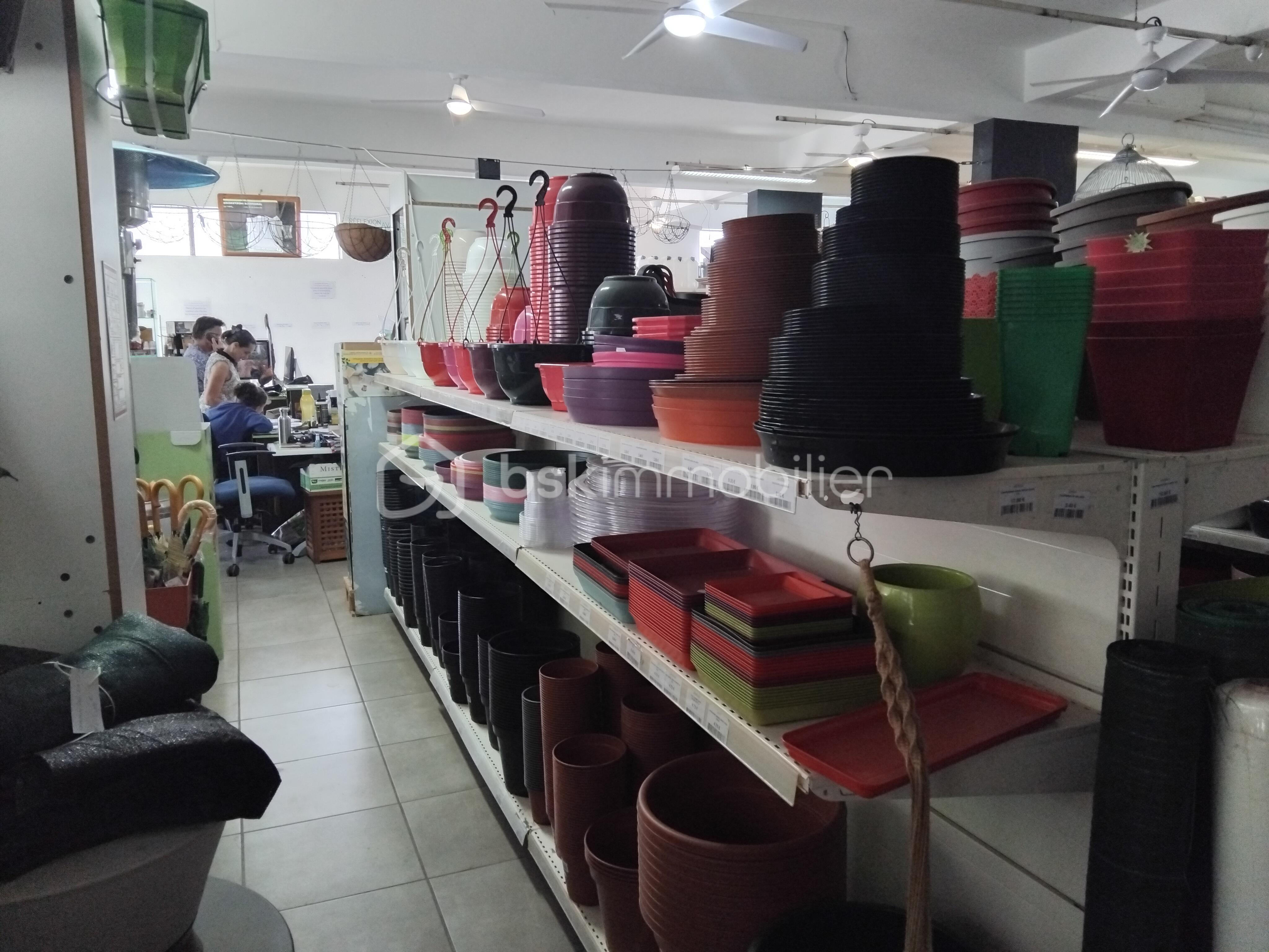 Local commercial de 440 m² - rayons magasin (2).jpg