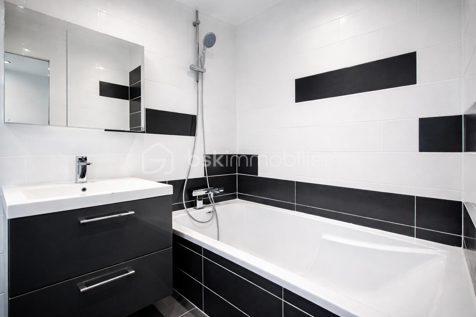 Salle de bain moderne en noir et blanc.png