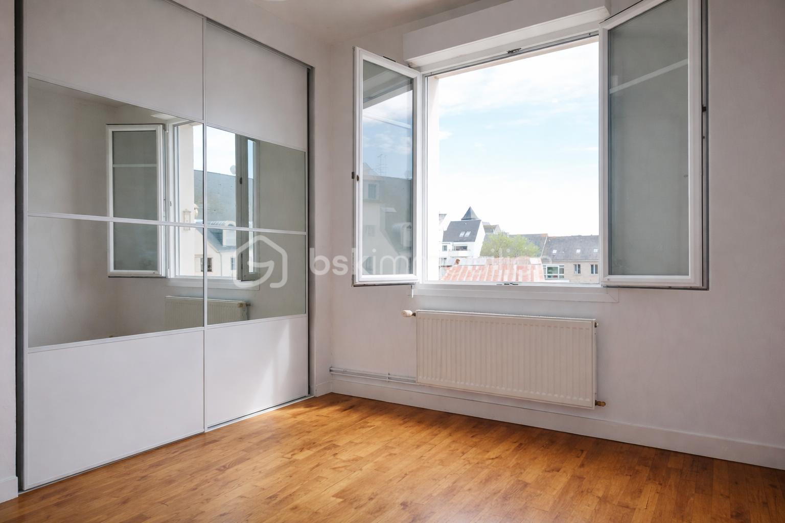 Chambre moderne avec vue sur toit.png