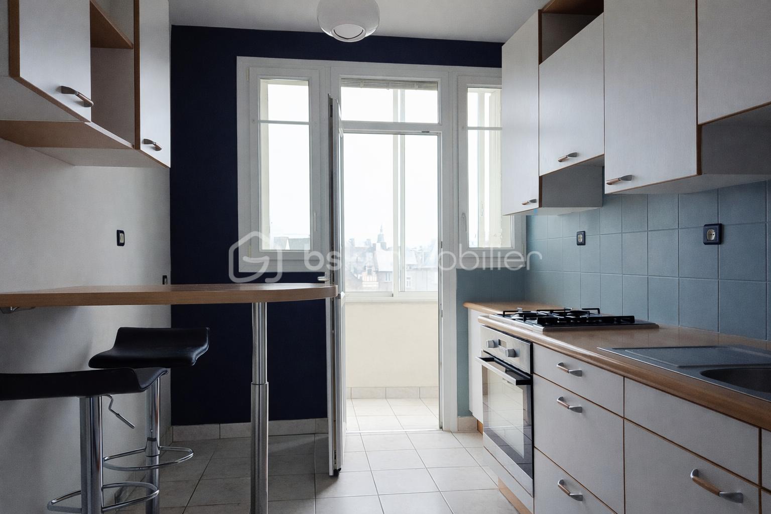 Cuisine moderne avec coin petit-déjeuner.png