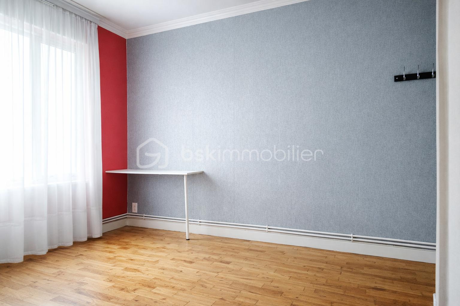 Salle lumineuse avec murs contrastés.png