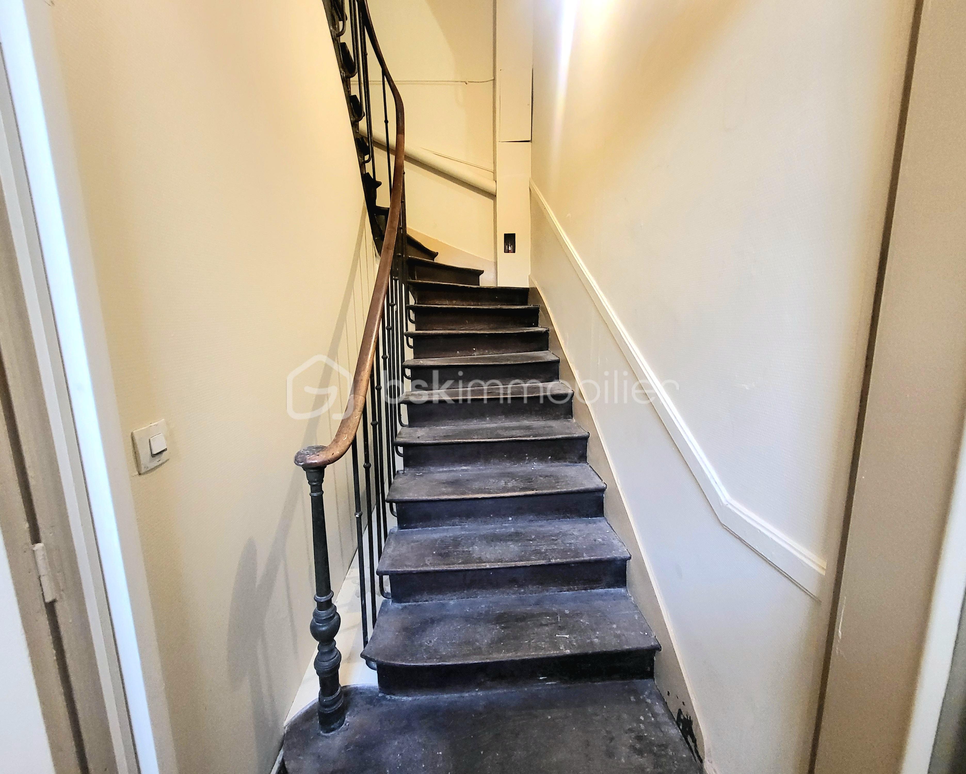 Immeuble de 282,34 m² - Escalier.jpg