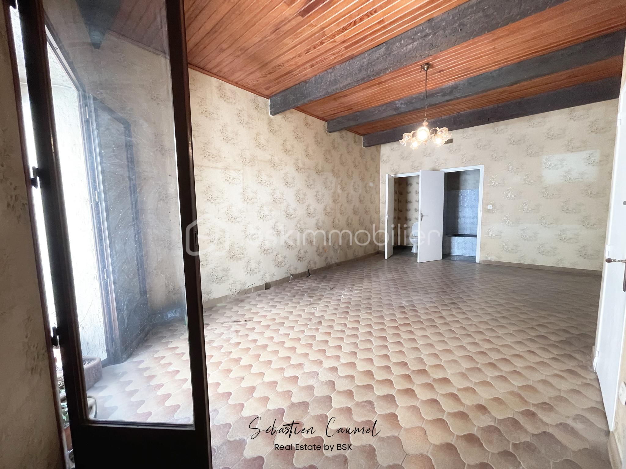 salon-sejour-poutres-balcon-maison-village-cournonterral-34660.jpg