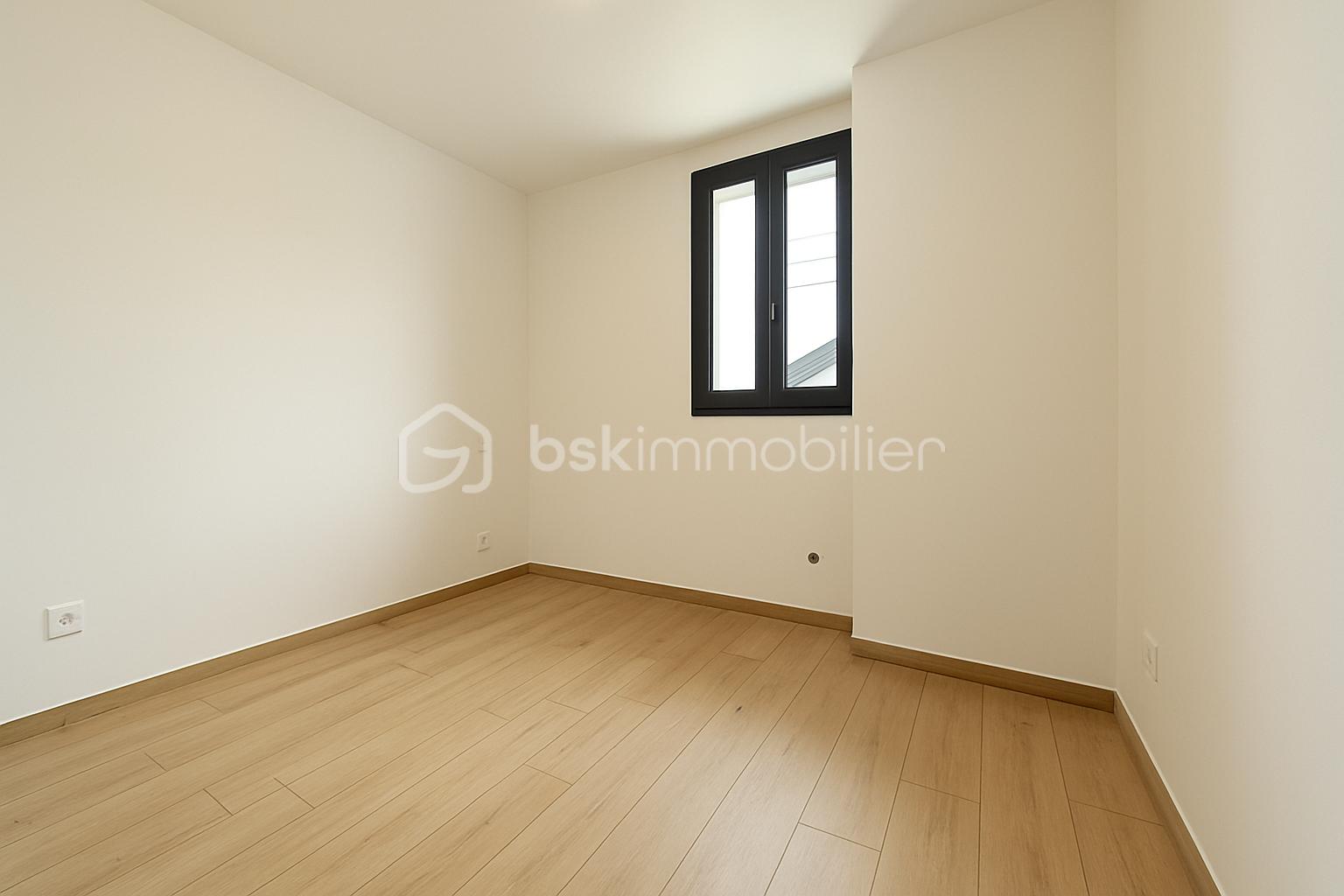 Appartement de 79 m² - Pièce minimaliste à lumière naturelle.png