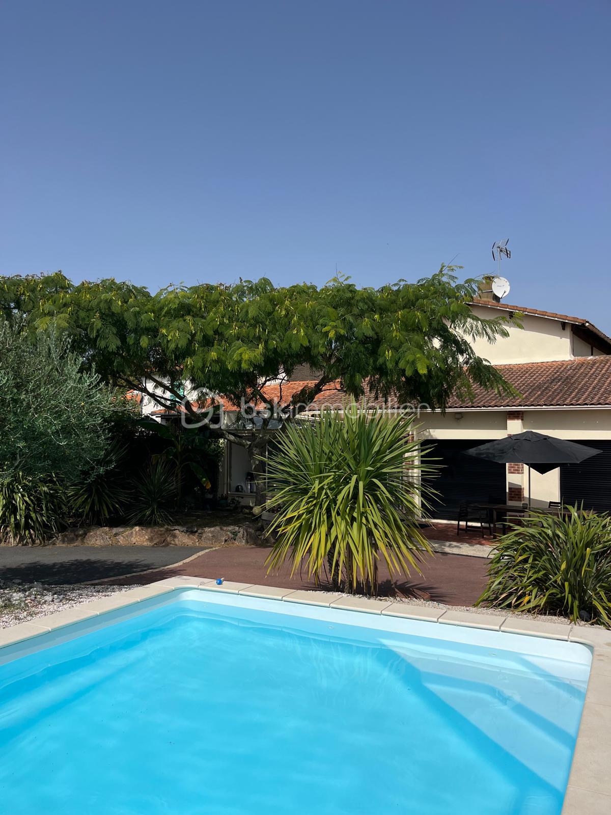 Maison de 217 m² - vue depuis piscine vers cuisine.jpg