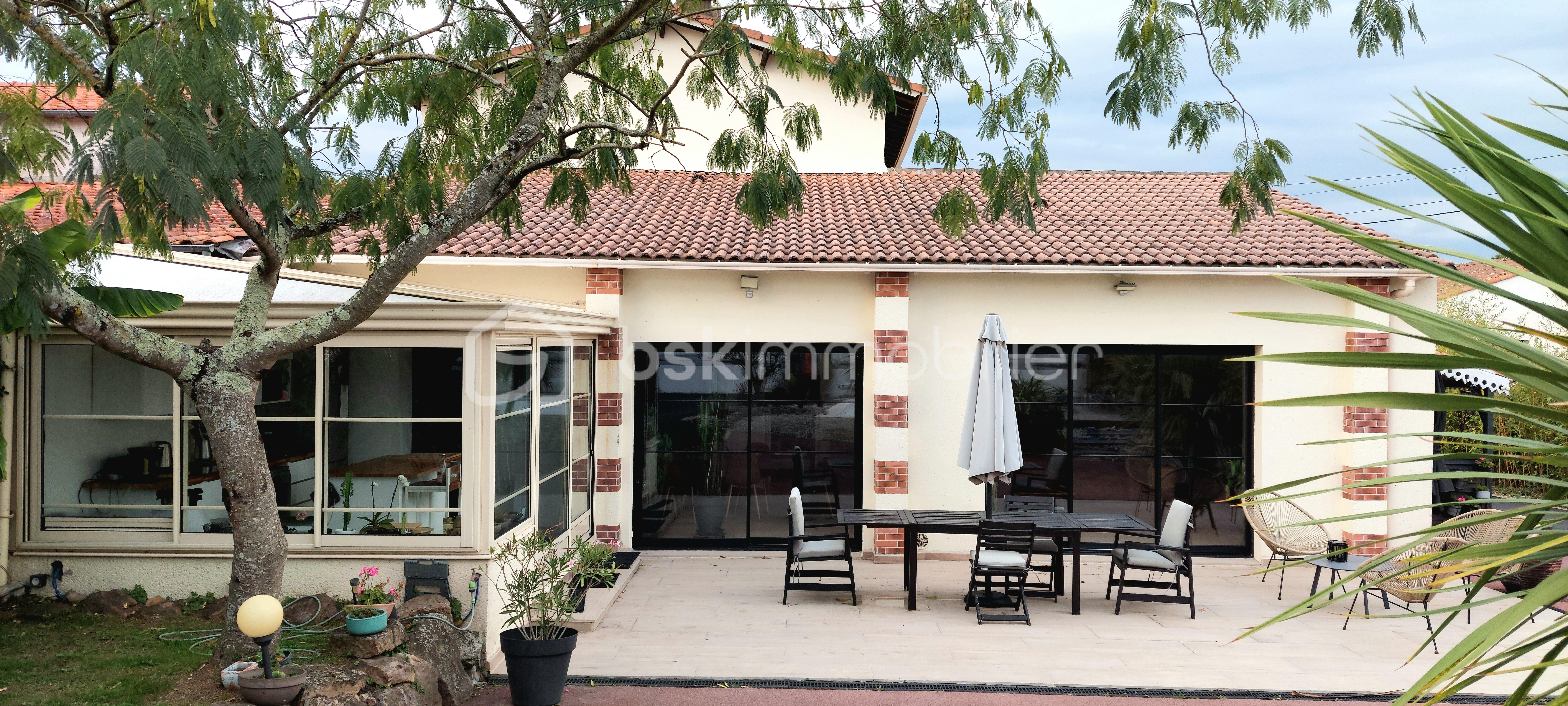 Maison de 217 m² - VUE GLOBALE TERRASSE ET CUISINE.jpg