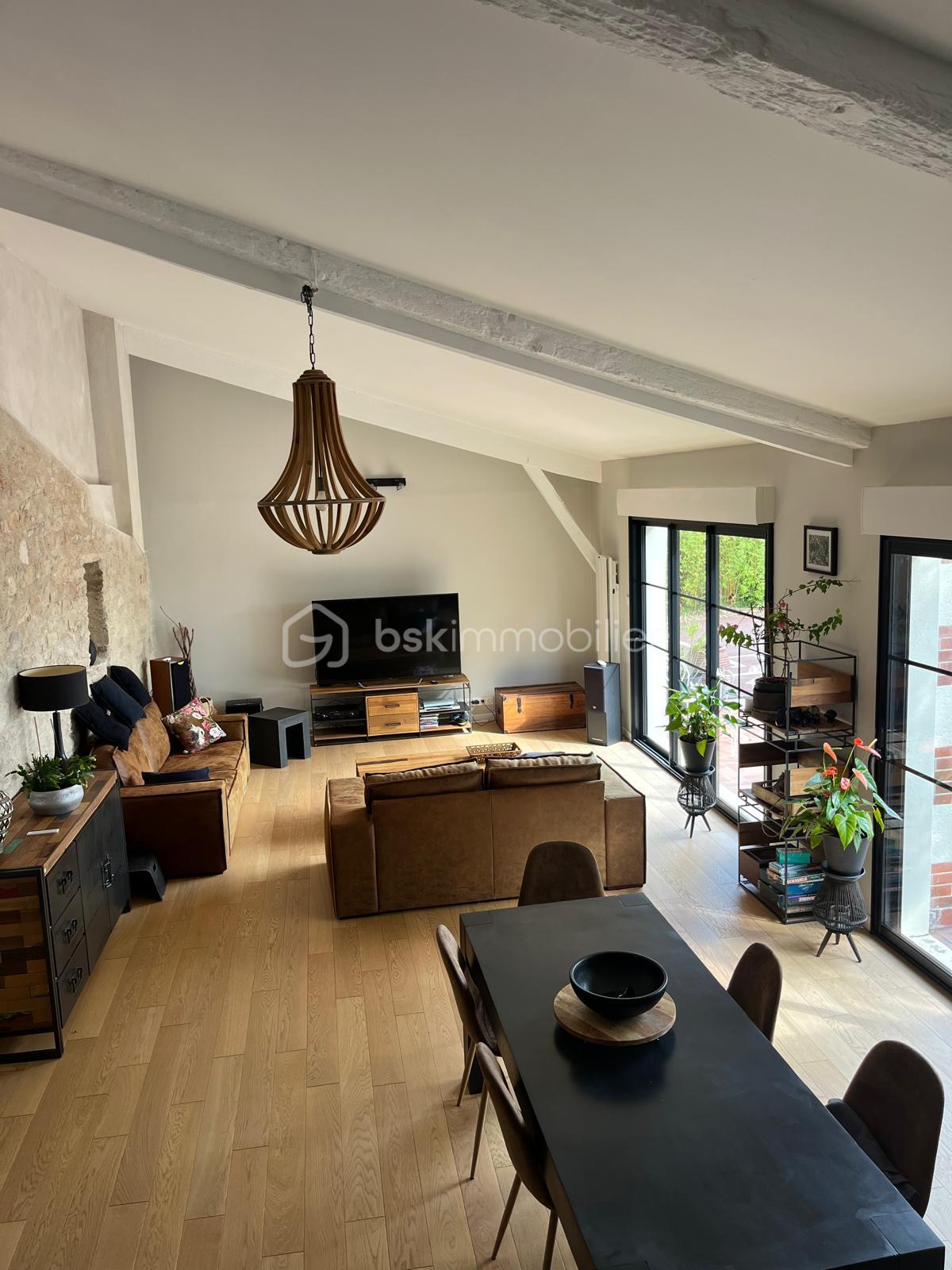 Maison de 217 m² - vue salon depuis escalier.jpg