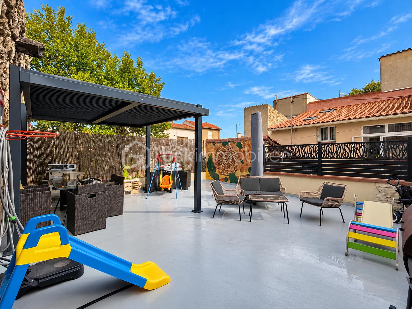 Terrasse familiale sous pergola ensoleillée.png