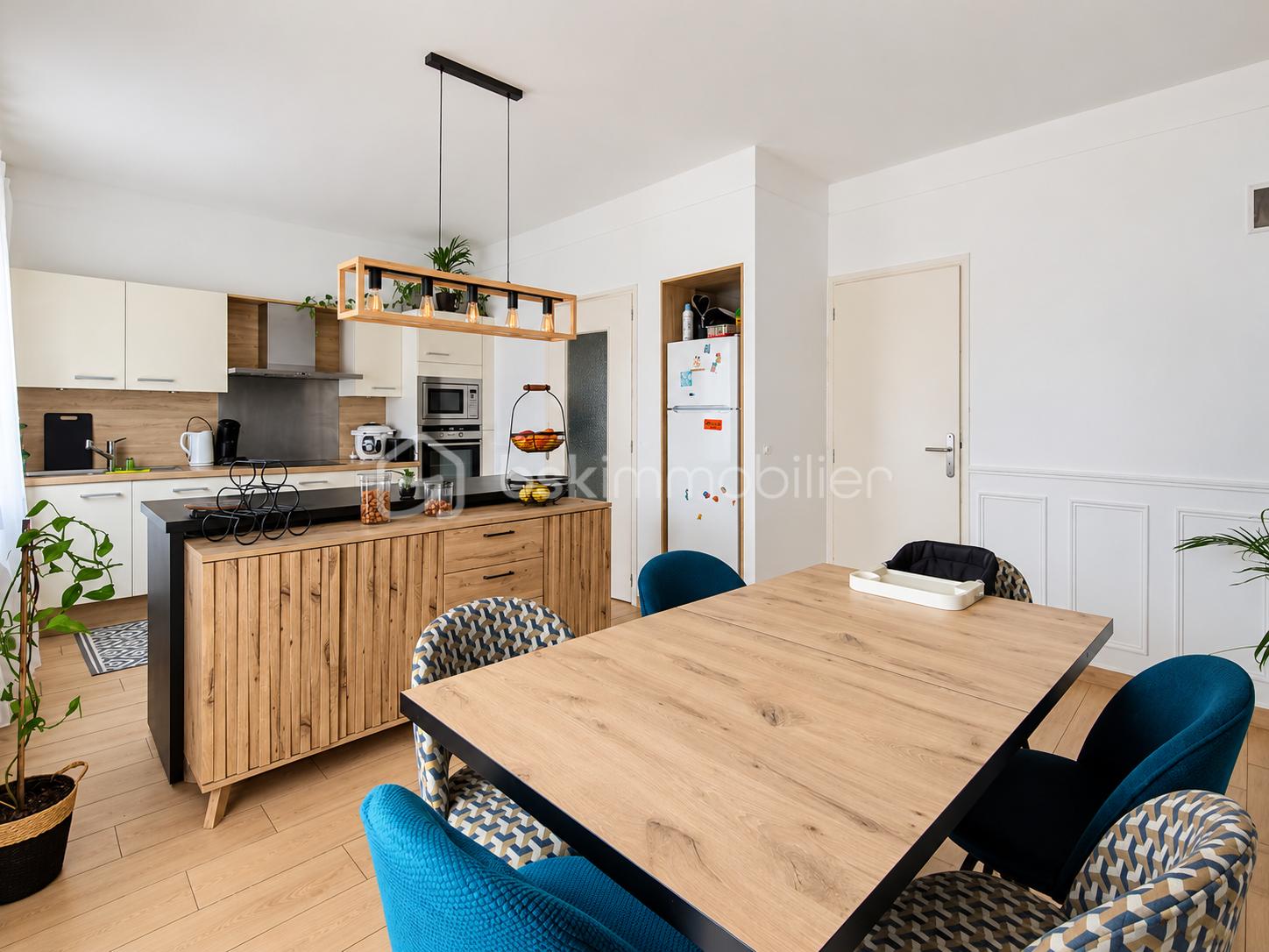 Cuisine ouverte scandinave et table en bois.png