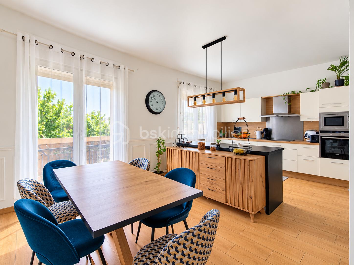 Cuisine ouverte scandinave baignée de lumière.png