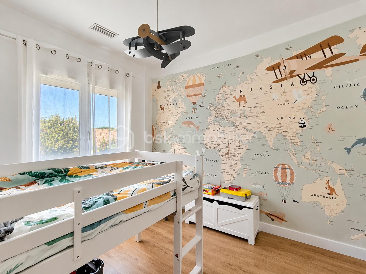 Chambre d’enfant avec carte du monde.png