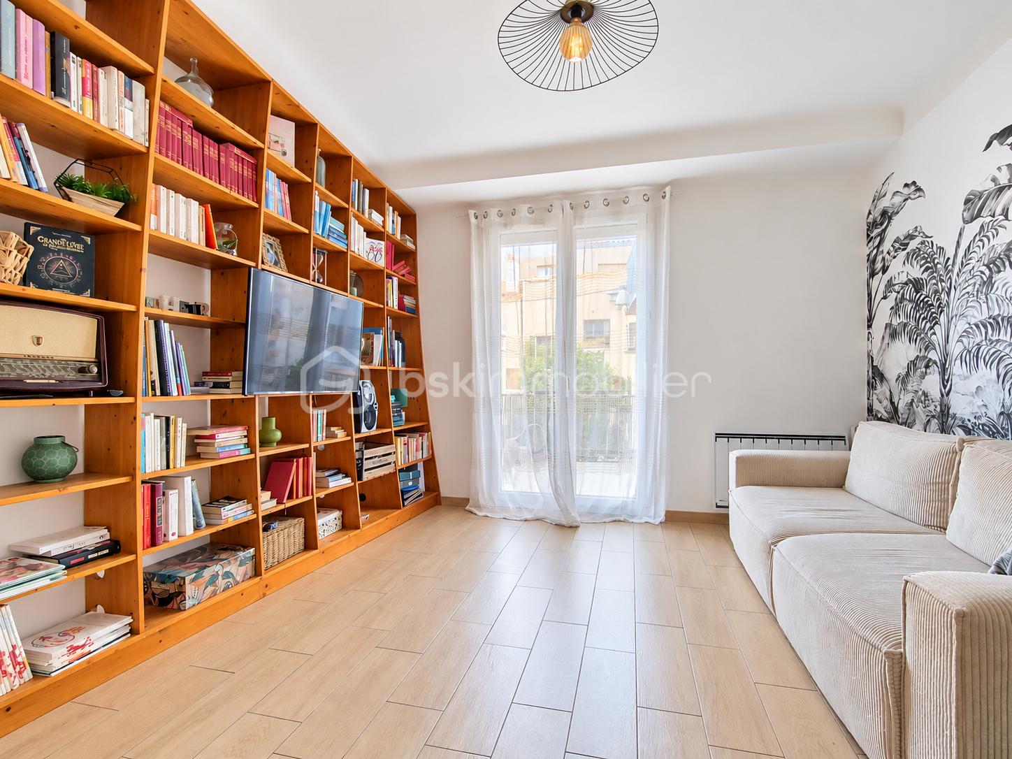 Salon lumineux avec bibliothèque en bois_-------------__.png