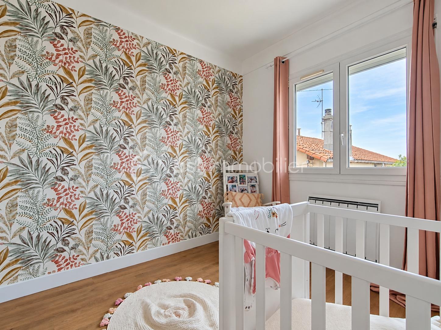 Chambre de bébé lumineuse et bohème.png