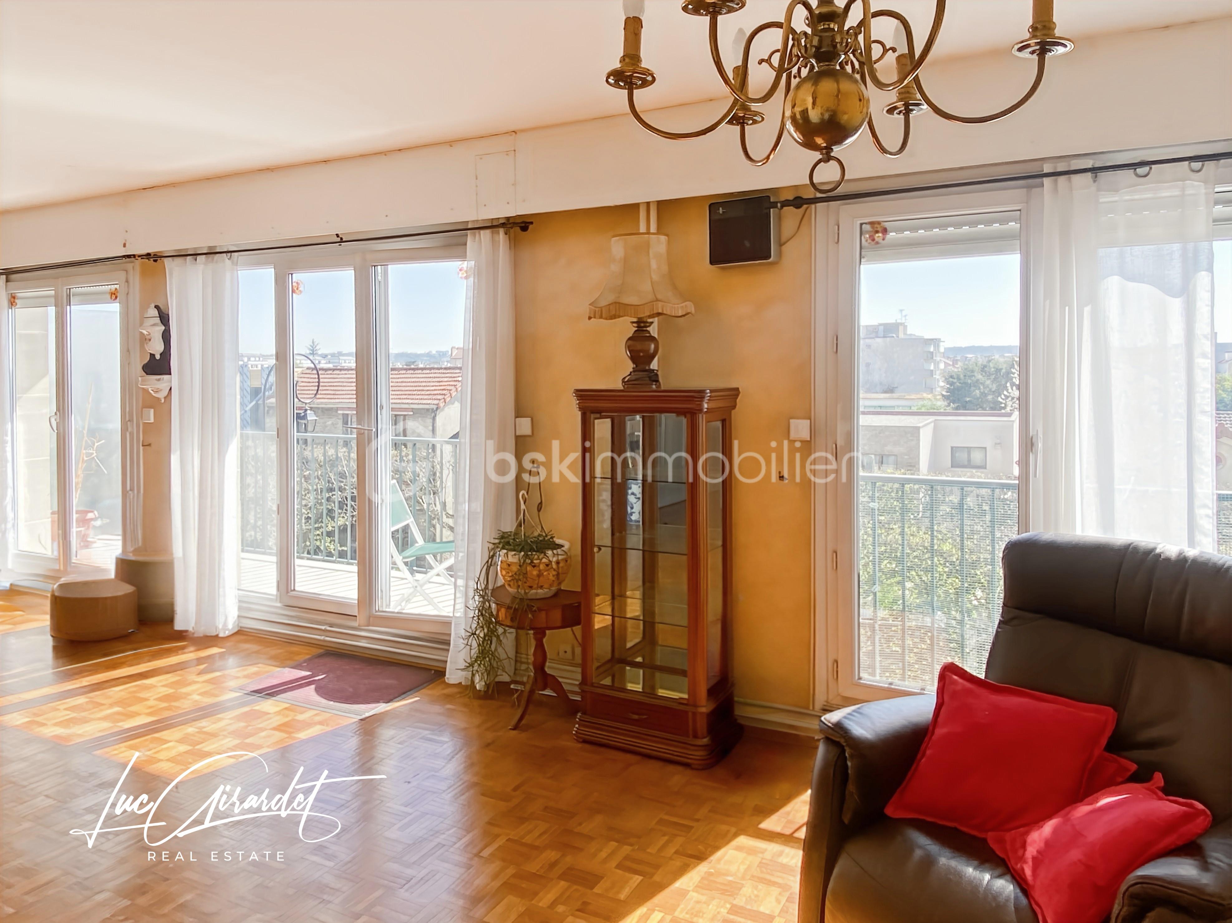 Appartement de 77 m² - salon 3 fenetres.jpg