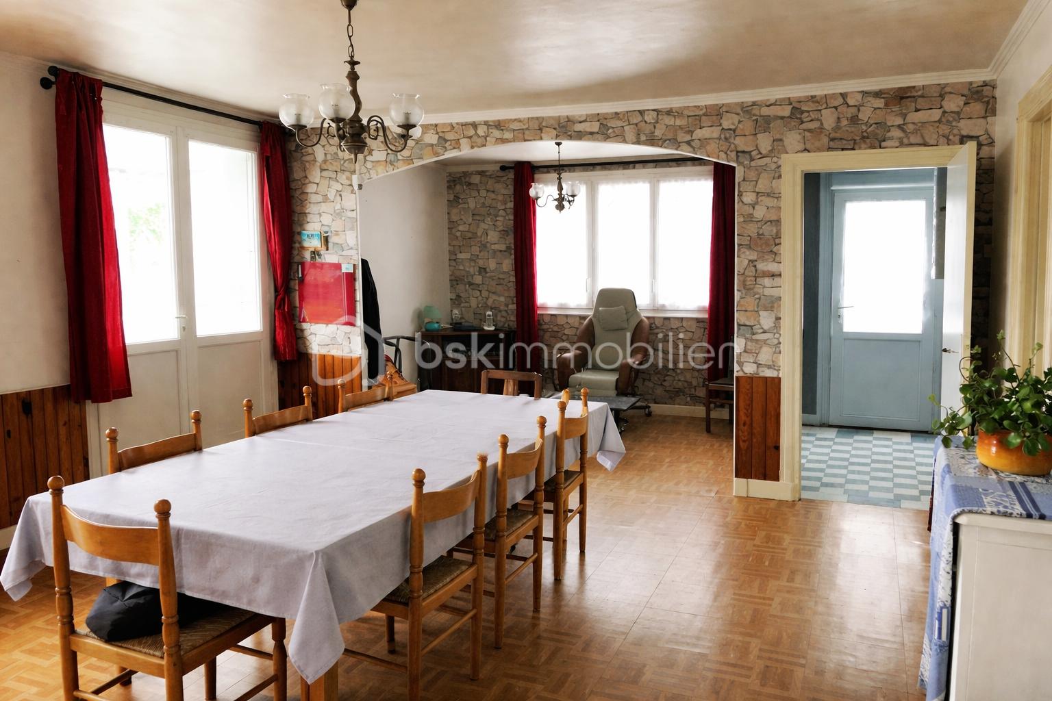 Salle à manger lumineuse et spacieuse.png