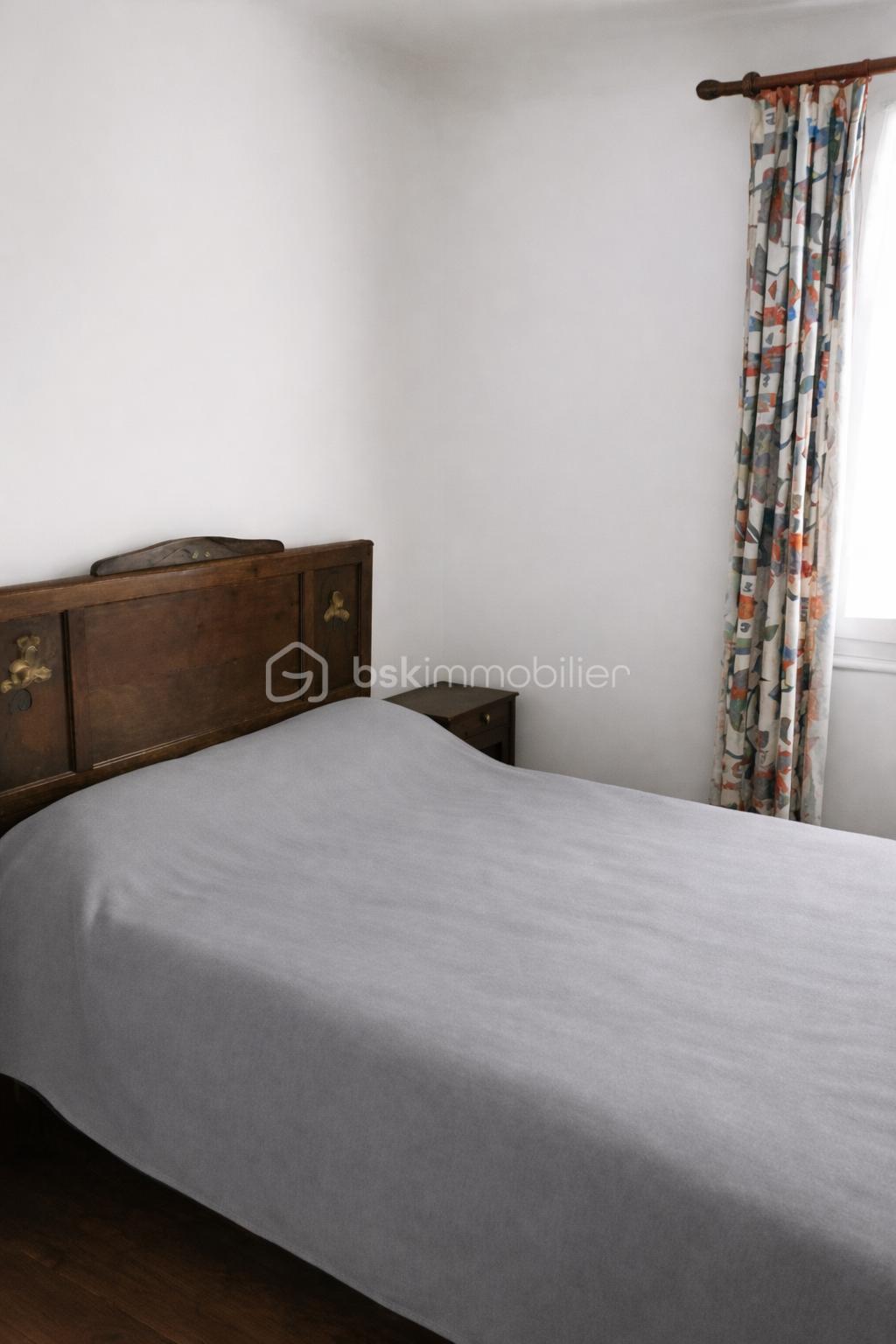 Chambre avec tête de lit vintage.png