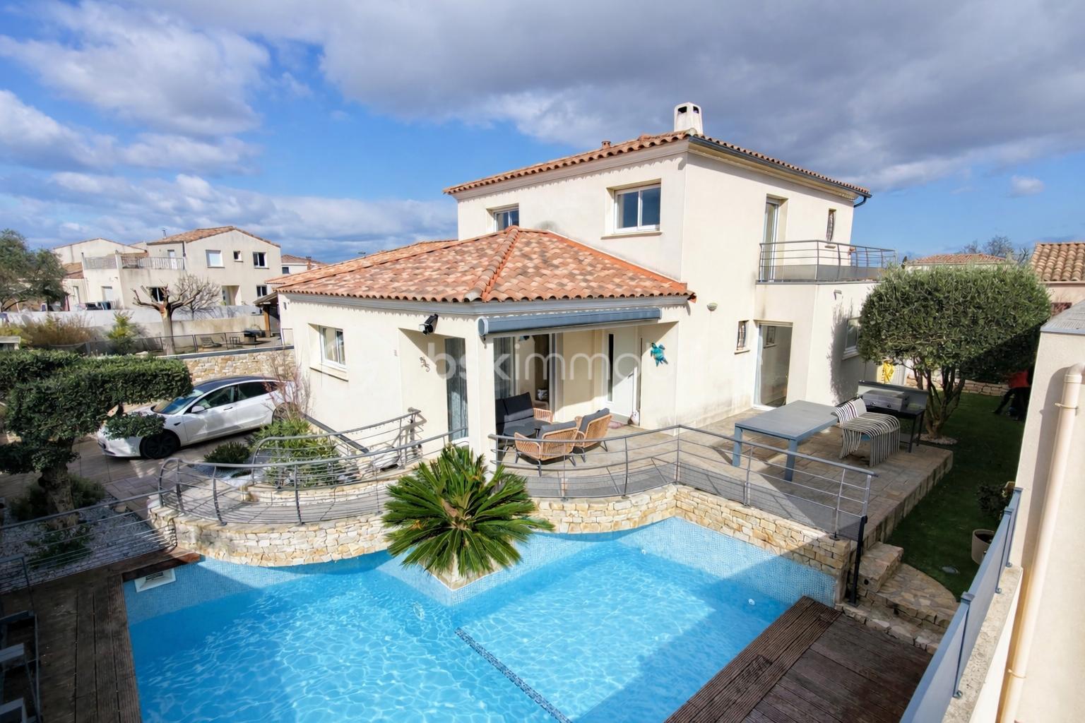 vue drone + piscine rempli artificiellemt.png