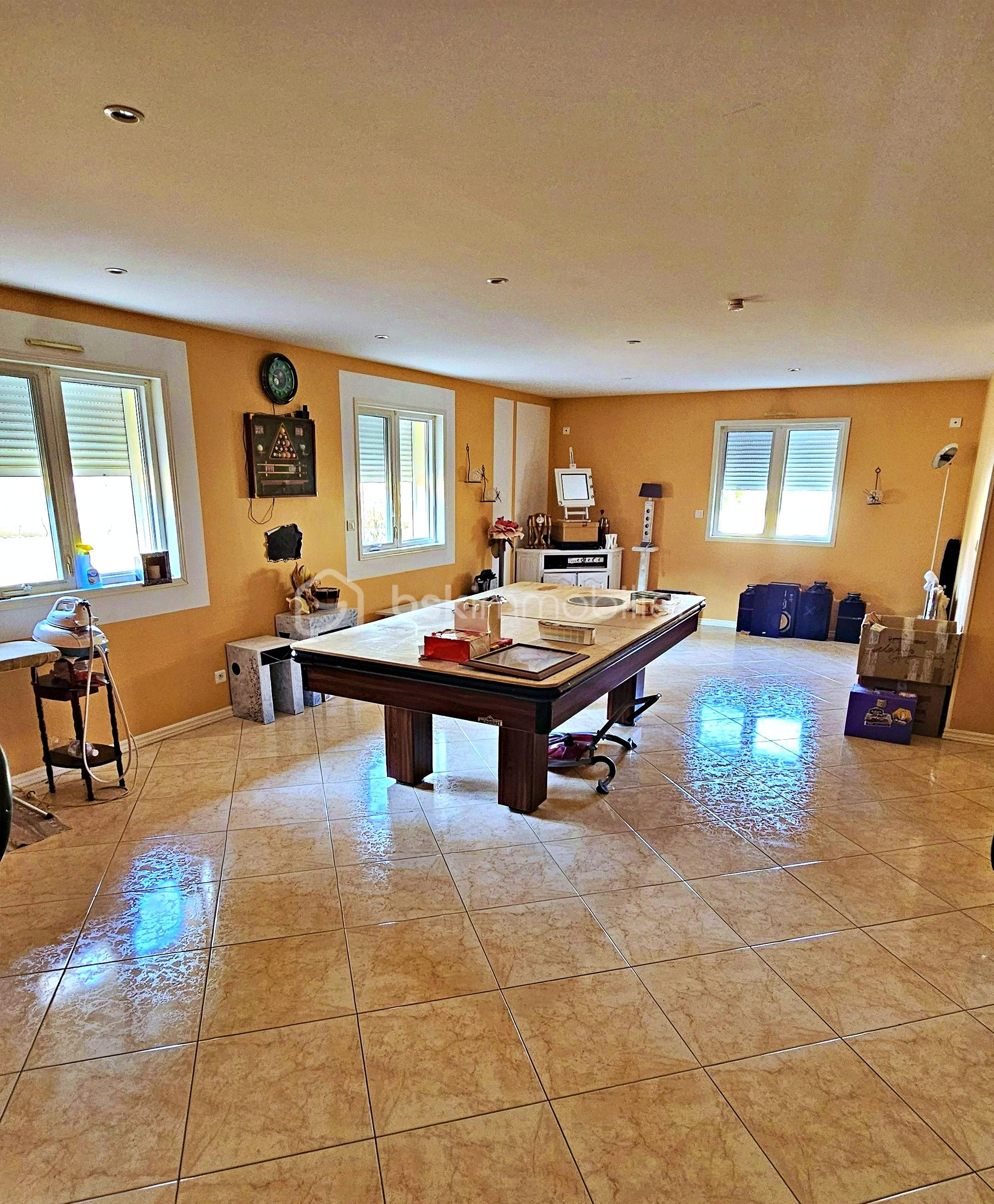 Maison traditionnelle de 230 m² - Salle billard.jpg