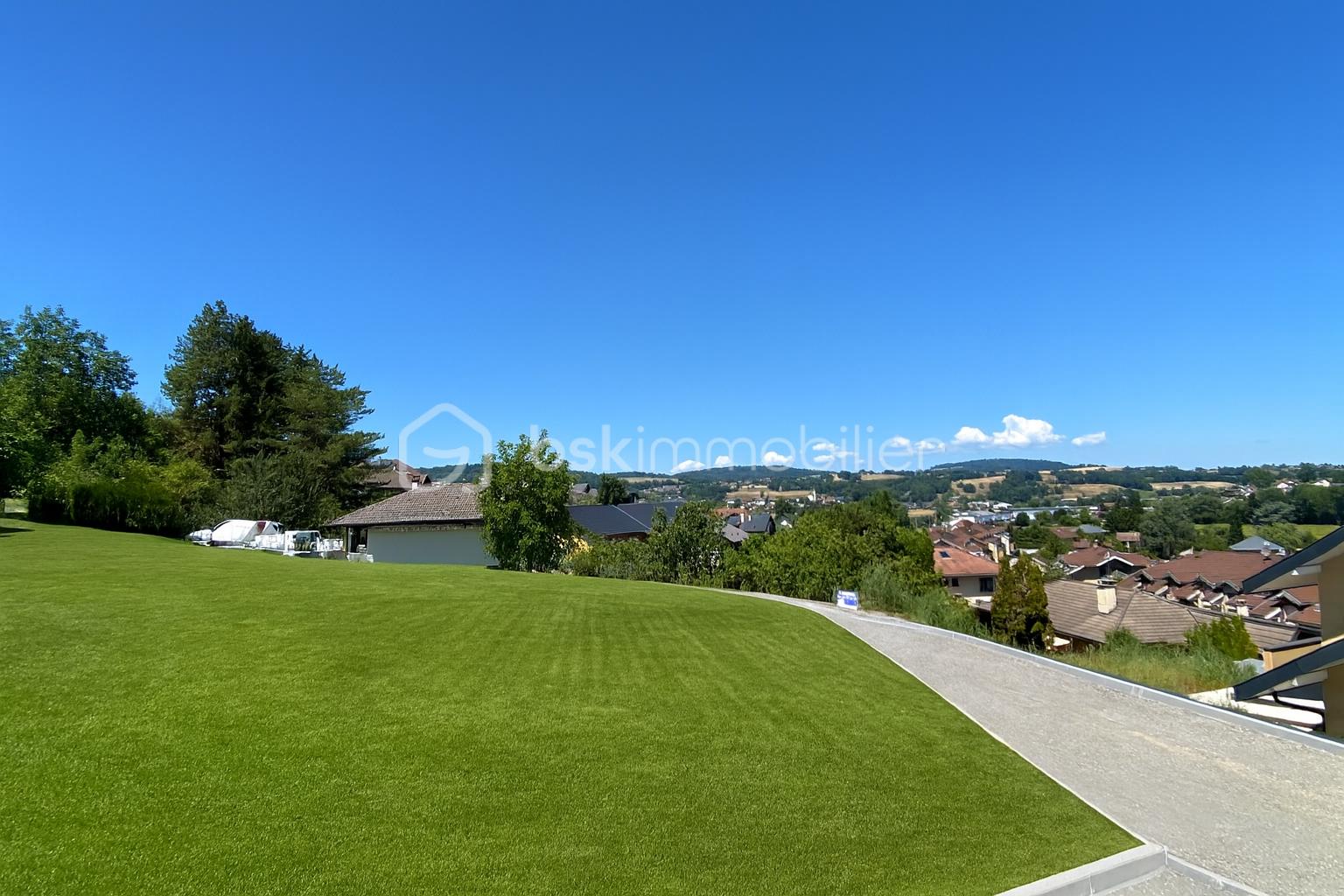 Maison de 130 m² - Quartier suburbain sous un ciel bleu.png