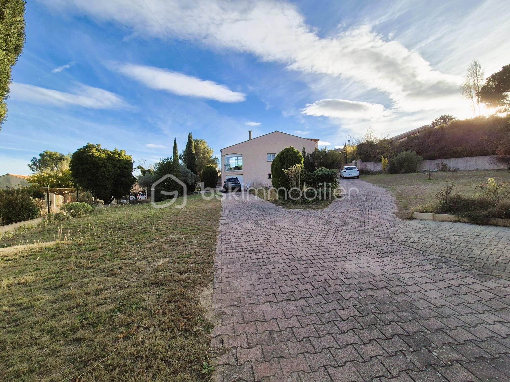 Maison traditionnelle de 235,42 m² - parking.jpg
