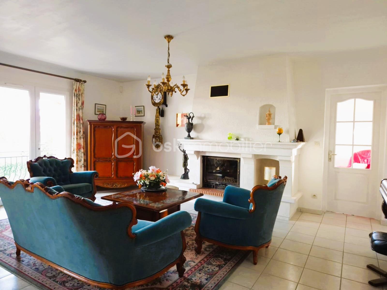 Maison traditionnelle de 235,42 m² - salon.jpg