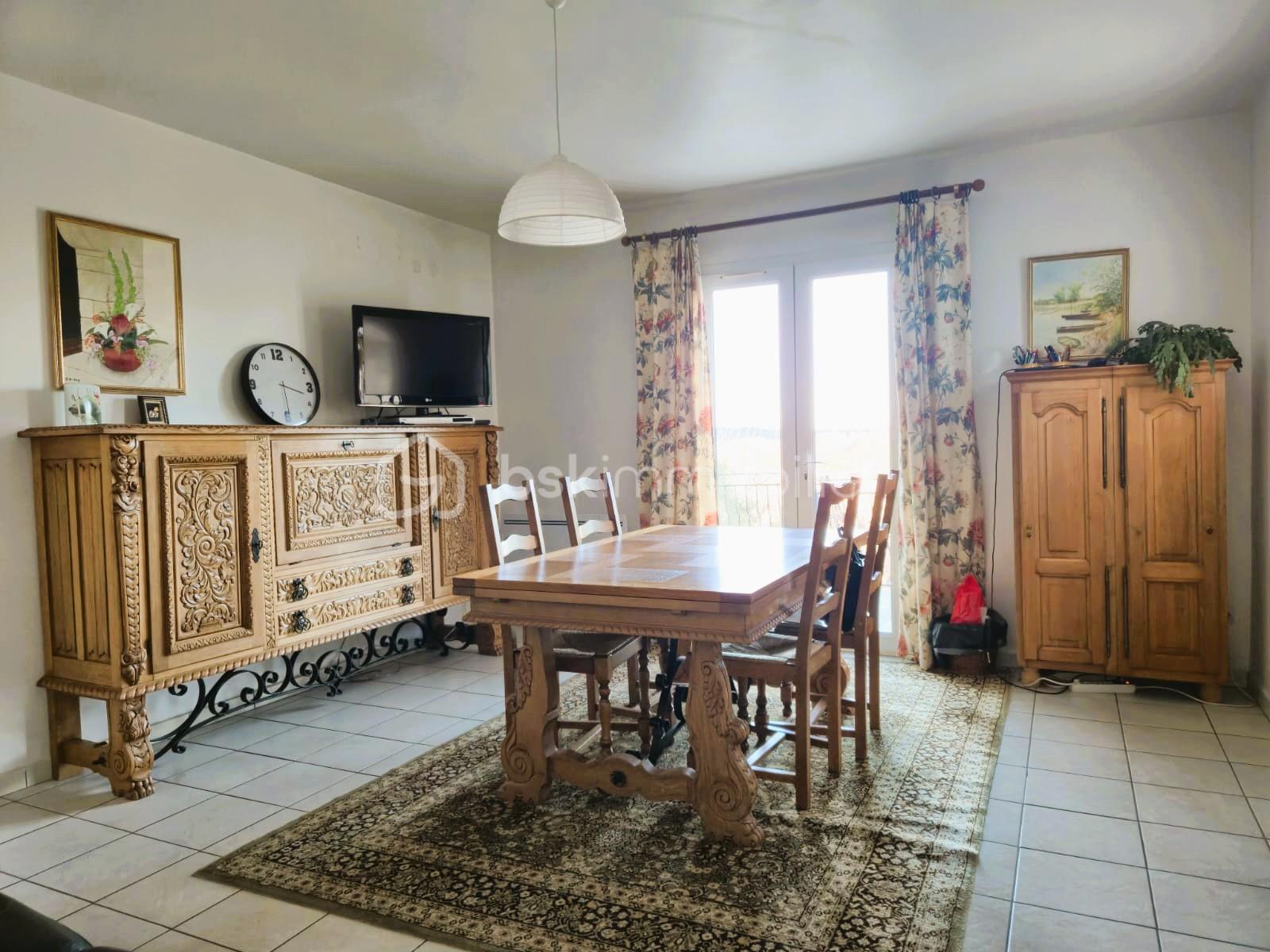 Maison traditionnelle de 235,42 m² - salle à manger.jpg