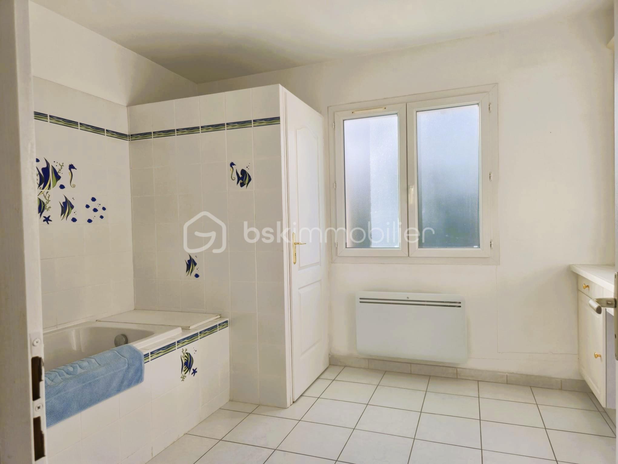 Maison traditionnelle de 235,42 m² - salle de bain.jpg