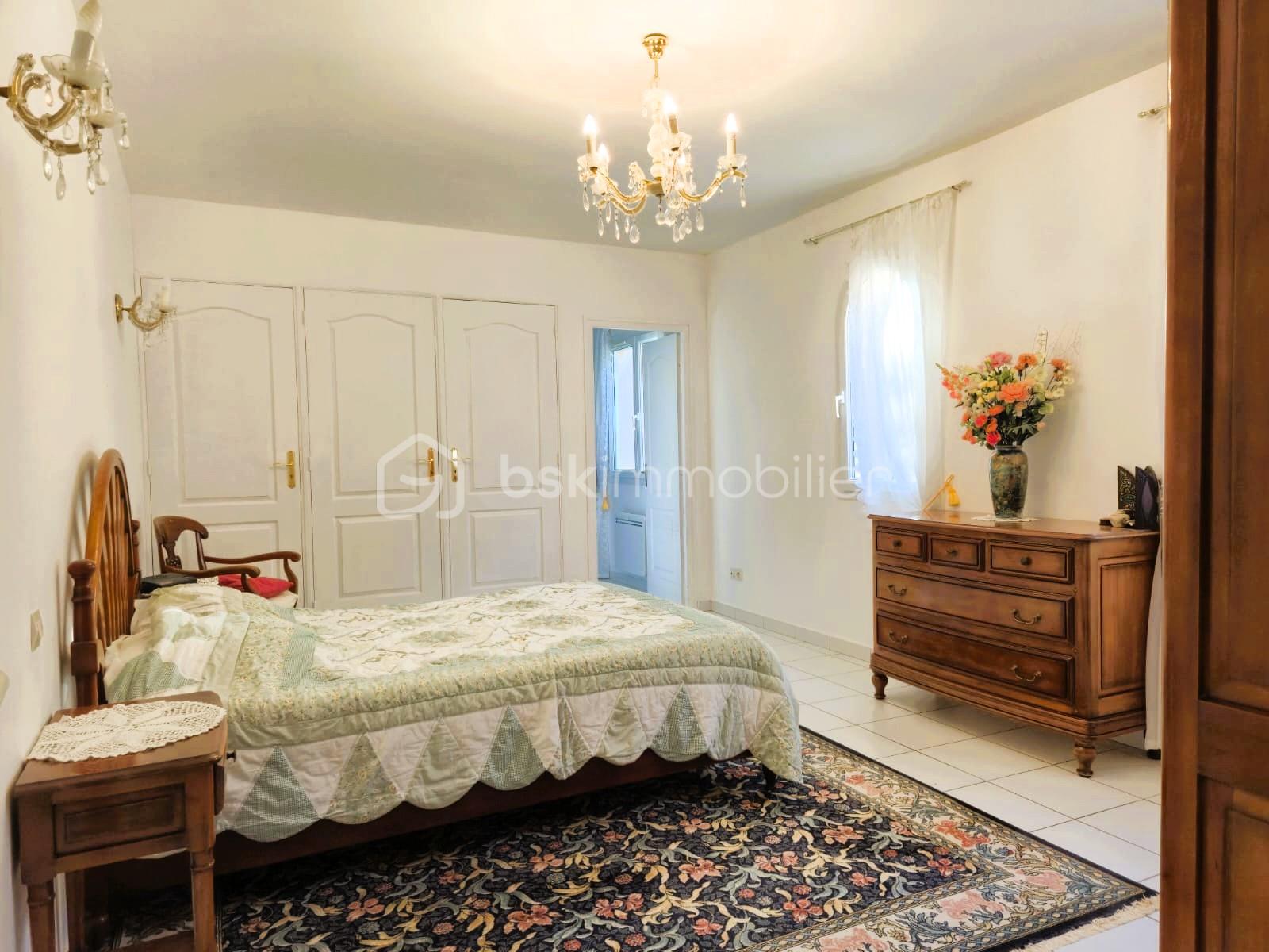 Maison traditionnelle de 235,42 m² - chambre parentale 20m².jpg