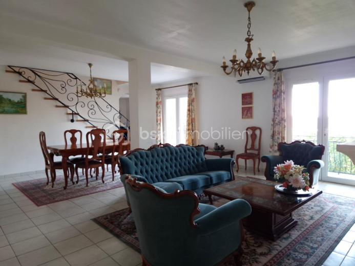 Maison traditionnelle de 235,42 m² - IMG-20251128-WA0009.jpg