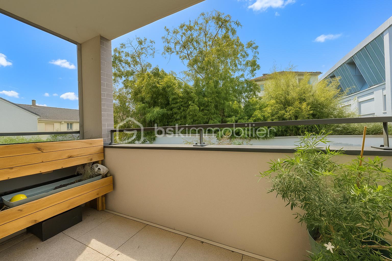 Appartement de 85 m² - Balcon spacieux et vue verdoyante.png