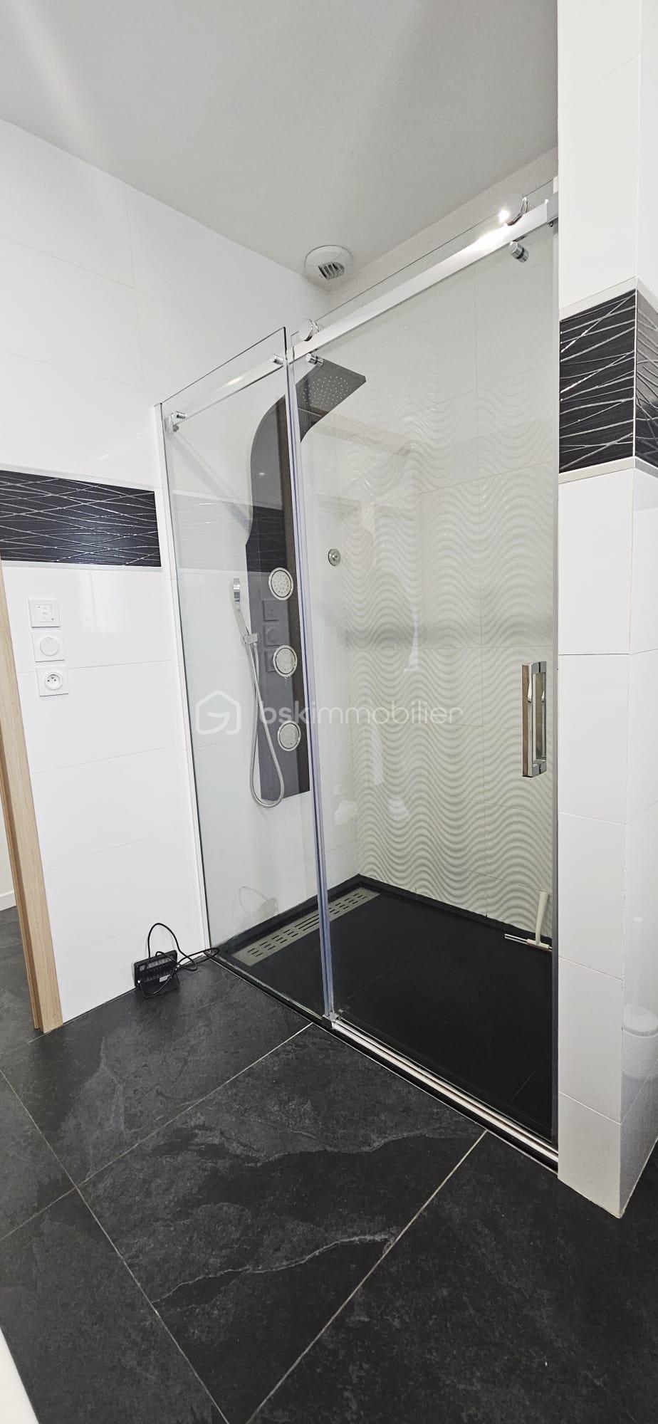 Maison contemporaine de 95 m² - WhatsApp Image 2025-10-21 à 00.43.58_fa68c6f4.jpg