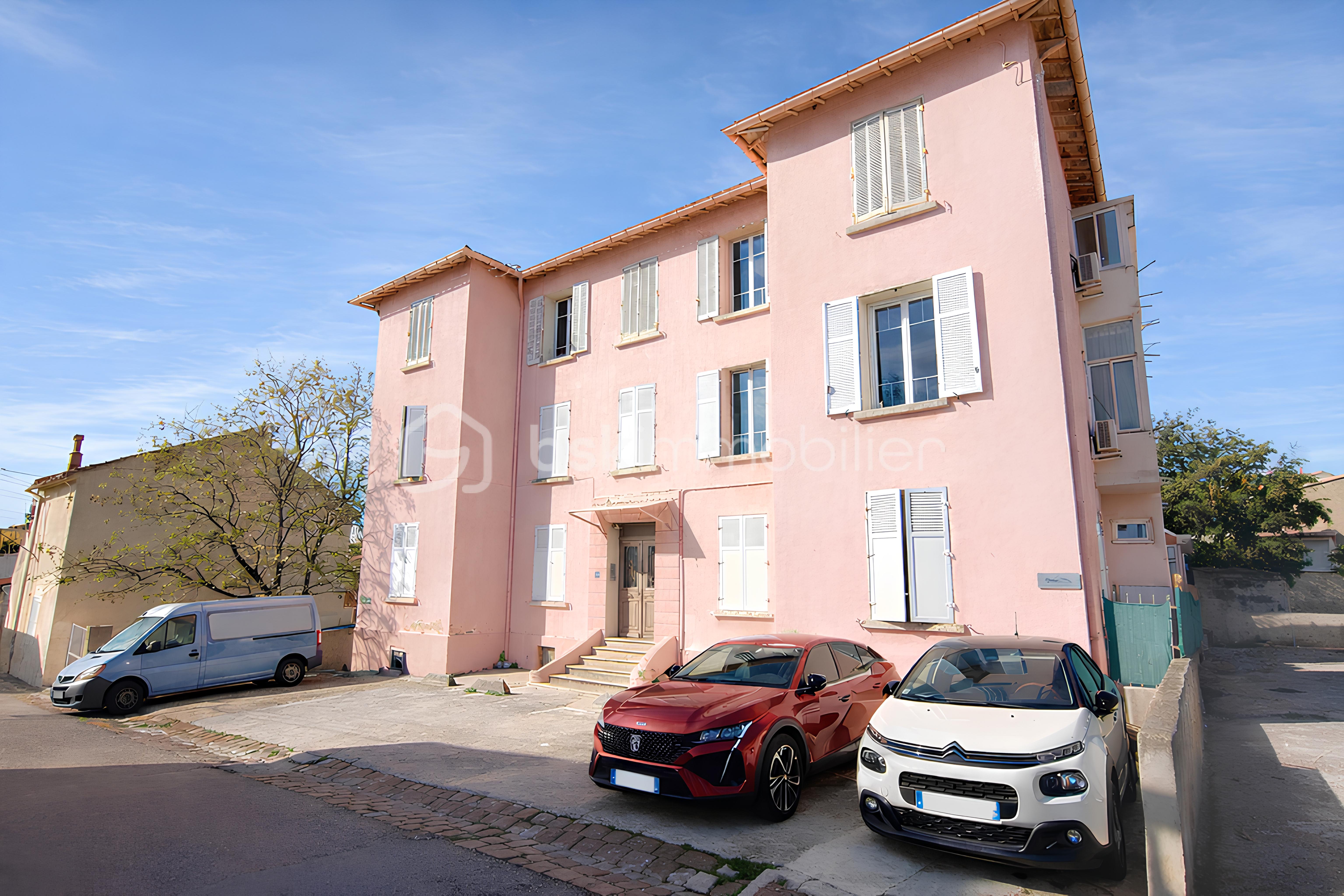 12 Façade immeuble et parking collectif.png