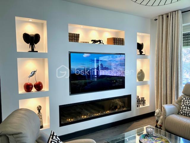 eric mur tv vers fenêtre.jpeg