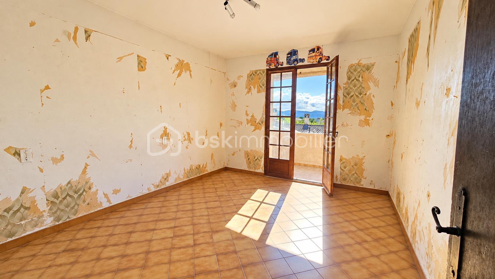 Pièce vide baignée de lumière naturelle (1).png