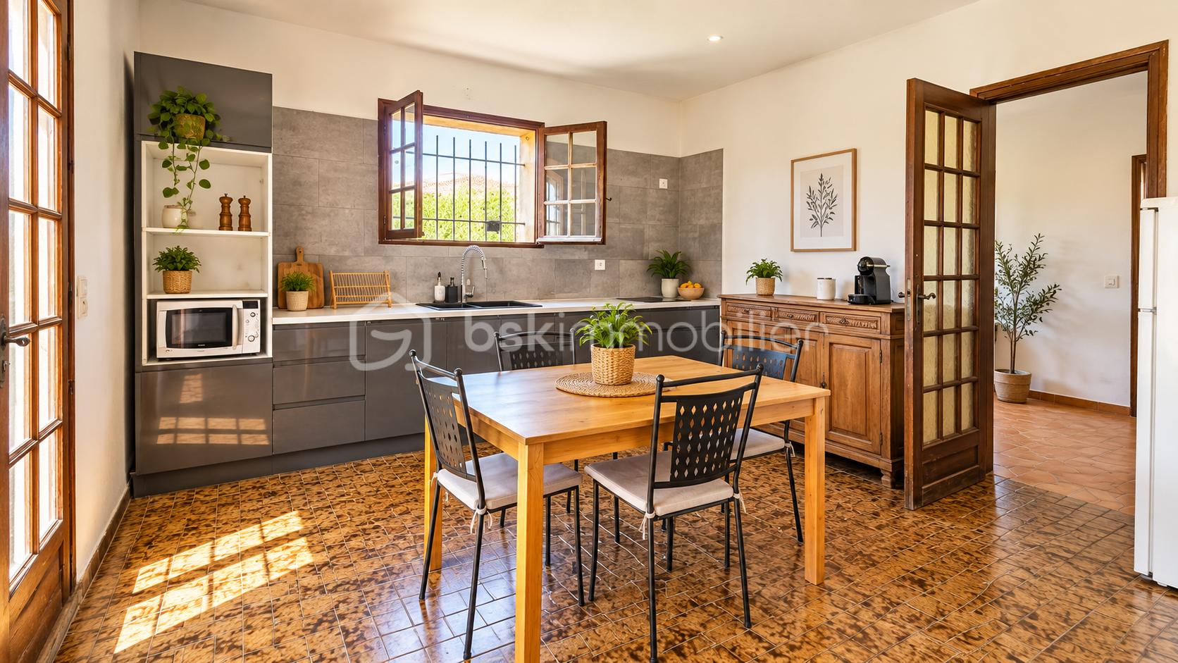 Cuisine moderne rustique baignée de lumière.png